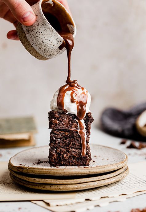 The BEST Homemade Brownies (crackly tops, so fudgy!) — Salt & Baker Food Photography Dessert, Resep Brownies, Gooey Brownies, Low Carb Brownies, Dessert Photography, Homemade Brownies, English Breakfast, Piece Of Cake, Chocolate Sauce