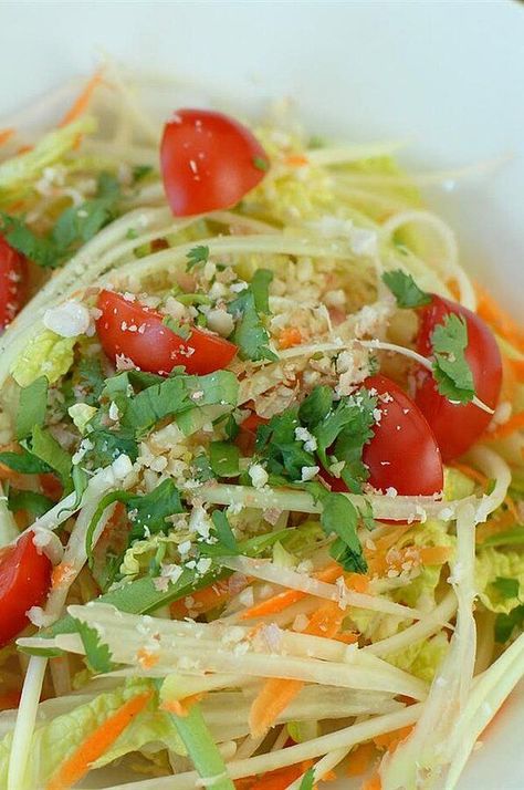 Green Papaya Salad (Som Tam Malakor) | "This papaya salad is light and refreshing. I can easily eat a giant bowl of it and be completely satisfied. And as an extra bonus, this salad is pretty healthy. I sometimes add extra chiles because I enjoy a lot of heat. That's what is great about this recipe, it is easily customized to suit individual tastes." #worldcuisine #internationalrecipes #globalrecipes #globalfoods #internationalfoods Asian Papaya Salad, Green Papaya Salad Recipe, Green Papaya Salad Thai, Somtam Green Papaya Salad, Spicy Papaya Salad Thailand, Green Papaya Salad, Green Papaya, Papaya Salad, Food Wishes