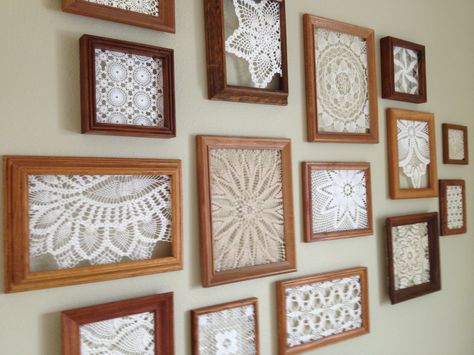 an inexpensive way to fill a big, blank wall - thrifted frames with doilies hot glued inside (bought a box for a dollar at an auction)  original pin: http://pinterest.com/pin/33425222204014542/ Framed Doilies, Doily Art, Koti Diy, Doilies Crafts, Lace Doily, Lace Decor, Lace Doilies, Crochet Doilies, Decoration Table