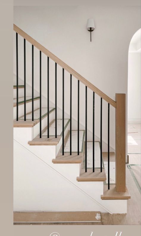 Rod Iron Railing Stairs, Sleek Stair Railings, Simple Wood Stair Railing, Organic Modern Stair Railing, Modern Wooden Stair Railing, Walnut Stair Railing, Half Stair Railing, Transitional Stair Railing Ideas, Straight Stairs Design