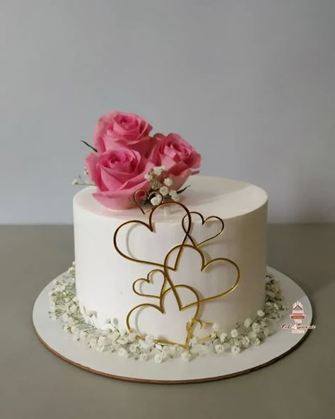 Simple Anniversary Cakes, Golden Wedding Cake, Birthday Cake Roses, Vegan Vanilla Cake, Anniversary Cake Designs, Birthday Cake For Husband, Wedding Cake Cookies, Cake Decorating Piping, Cake Vegan