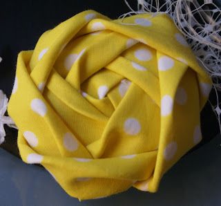 Crafty DIY for Dummies: Fancy French Fabric Flower, aka Rose Tutorial Translation Rag Wreaths, Fabric Origami, Diy Rose, Rose Tutorial, Fabric Flower Tutorial, French Fabric, Cloth Flowers, Ribbon Art, Fabric Flowers Diy