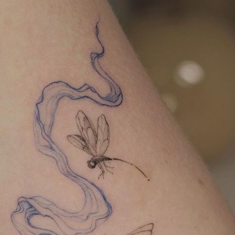 Emy Menendes on Instagram: "Dragonflies #tattoo #dragonflytattoo #dragonfly #эmmka" Dragonfly Landing Tattoo, Dragonfly Profile Tattoo, Dragon Fly Tattoo Watercolor, Art Nouveau Dragonfly Tattoo, Dragon Fly Ankle Tattoo, Dragonfly Tattoo Linework, Dragonfly Flying Tattoo, Japanese Dragonfly Tattoo, Lotus And Dragonfly Tattoo