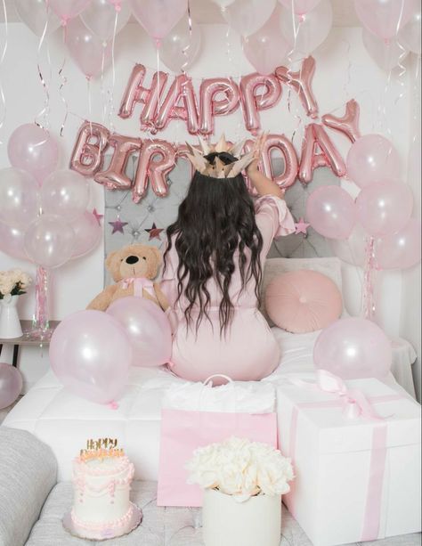 Outside Birthday, Surprise Birthday Decorations, Birthday Room, 17th Birthday Ideas, Happy Birthday Decor, Birthday Room Decorations, 20th Birthday Party, Birthday Goals, 21st Birthday Photoshoot