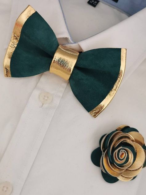 Emerald Green Wedding Theme, Hunter Green Wedding, Necktie Crafts, Groomsmen Gift Set, Bow Ties For Men, Leather Bow Tie, Green Themed Wedding, Emerald Green Weddings, Wedding Gift Set