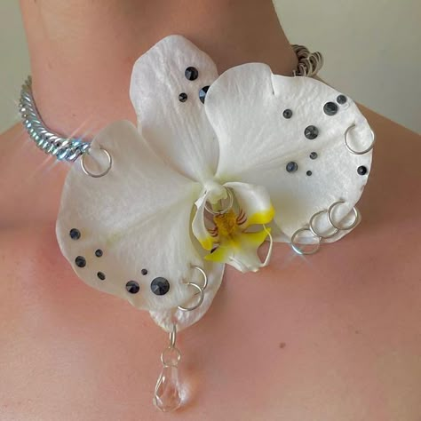 𝖀𝖓𝖋𝖆𝖘𝖍𝖎𝖔𝖓𝖆𝖇𝖑𝖊 on Instagram: "Tear drops" Jewel Reference, Moon Orchid, Cool Accessories, Drop Jewelry, Tear Drops, Resin Design, Handmade Jewelry Tutorials, Funky Jewelry, Flower Accessories