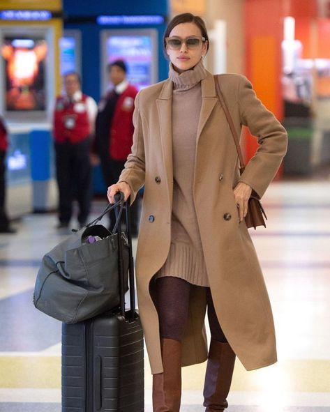 Camel trench coat with matching sweater dress and tights Beyonce Style Outfits, Brunette Looks, Irina Shayk Style, Models Outfits, Dark Academia Outfit, Armani Dress, Fall Winter Fashion, Weather Outfits, Honeymoon Outfits