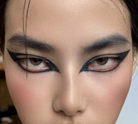 Dramatic Eyeliner Hooded Eyes, Negative Space Eyeliner, Dark Editorial Makeup, Hooded Eye Graphic Liner, Line Art Makeup, Scifi Makeup, Techno Makeup, Industrial Makeup, Aesthetic Halloween Makeup