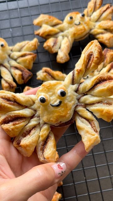 Halloween Croissant Ideas, Halloween Puff Pastry Ideas, Halloween Pastries, Spider Phobia, Easter Sheep, Linzer Cookie, Halloween Snacks For Kids, Spooky Halloween Food, Halloween Food Desserts