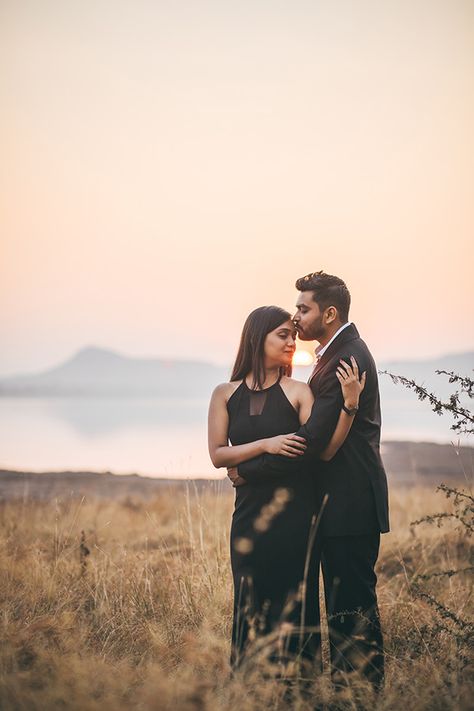 Pre Wedding Shoot Ideas In Garden, Prewedding Photo Shoot Poses, Pre Wedding New Poses, Diy Pre Wedding Photoshoot, Best Prewedding Photo Ideas, Pre Wedding Photoshoot Outdoor Outfit, Couple Pre Wedding Photoshoot Poses, Trending Pre Wedding Photoshoot, Per Wedding Photoshoot Ideas