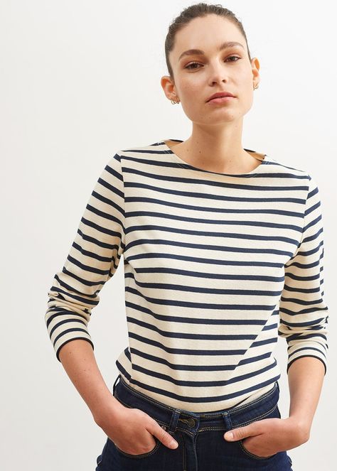 With its authentic carded cotton material, almost a sweatshirt, the MERIDAME II is a reinterpretation of the classic nautical shirt, with a more feminine form and a round neck collar for relaxed comfort. Straight fit. 100% carded cotton. Heavyweight jersey. The model is wearing a US size 6 (FR T38). Made in Saint-James, Normandy, France. Choose our best-selling MINQUIERS MODERNE (unisex fit) or MINQUIDAME (women fit) for a more lightweight, soft layering piece. Like all Saint James fabrics, our Breton Shirt, Breton Stripe Shirt, Nautical Shirt, Breton Top, Sailor Shirt, Striped Shirts, Striped Jersey, Saint James, Nautical Fashion