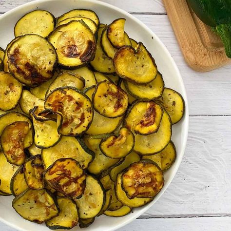 This tasty lemony zucchini is easy to make, using only 5 ingredients! Super simple, delicious and the perfect side dish that comes together in no time. Wfpb No Oil Air Fryer Recipes, Oil Free Zucchini Recipes, Zucchini In Air Fryer, Best Way To Cook Zucchini, Cook Zucchini, Air Fryer Zucchini, Veggie Fries, Vegan Zucchini, Fry Recipes