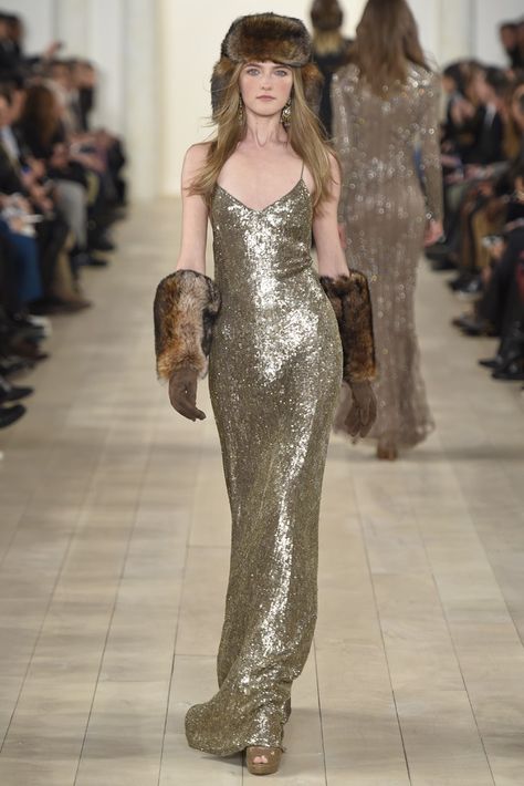 Ralph Lauren RTW Fall 2015 [Photo by Giovanni Giannoni] Ralph Lauren Fashion Show, Vlada Roslyakova, Ralph Lauren Fall, Designer Ralph Lauren, Fall 2015 Style, Ralph Lauren Style, Gorgeous Gowns, Fall 2015, Gold Dress