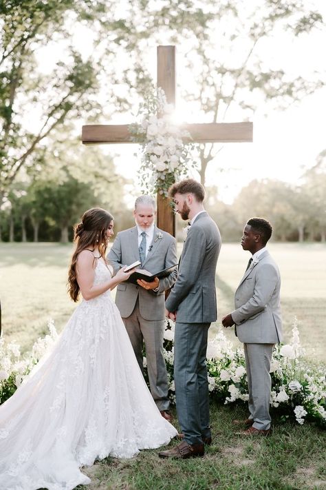 Rustic Cross Wedding Alter, Outdoor Wedding Cross Altar, Wood Cross For Wedding, Outdoor Christian Wedding Ceremony, Wedding Ceremony Ideas Simple, Wedding Cross Background, Wedding Ceremony Wooden Cross, Wedding Cross Ideas, Cross Arbor For Wedding