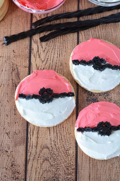 Types Of Pokeballs, Pokeball Cookies, Food Pokemon, Pokemon Cookies, Diy Cookie Decorating, Pikachu Movie, Cookie Decorating Station, Library Crafts, Maple Frosting