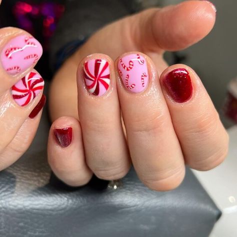 short christmas nails 7 Christmas Nails Girls Short, Short Nails Art Christmas, December Short Nail Ideas, Christmas Nails Short Natural, Xmas Gel Nails Short, Christmas Wreath Nail Art, Kids Nails Christmas, Christmas Tree Cake Nails, Ugly Christmas Nails