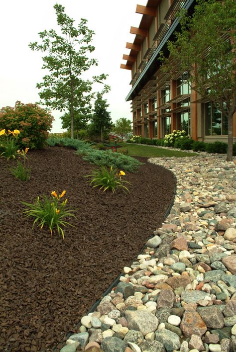 stone and mulch Mulch Landscaping Ideas Diy, Brown Mulch, Amazing Landscaping Ideas, Cheap Landscaping Ideas, Mulch Landscaping, Lawn Sprinklers, Easy Landscaping, Home Landscaping, Landscaping Tips