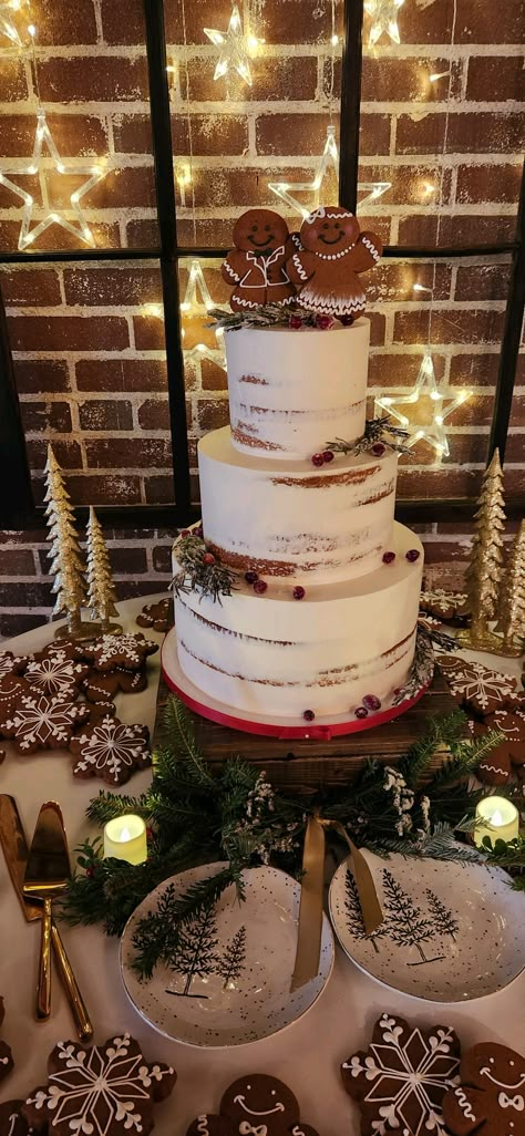 Christmas Wedding Finger Foods, Winter Wedding Renewal Ideas, December Wedding Cupcakes, Backyard December Wedding, Wedding Cakes Christmas Theme, Christmas Brunch Wedding, Micro Christmas Wedding, Christmas Decor Ideas Wedding, Wedding Favors Christmas