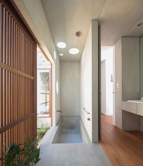 1917 Australian cottage gets a dazzling extension - Curbed Sunken Bath, Sunken Bathtub, White Marble Sink, Tokyo Apartment, Sunken Tub, Cottage Extension, Victorian Terraced House, Piscina Interior, Concrete Steps