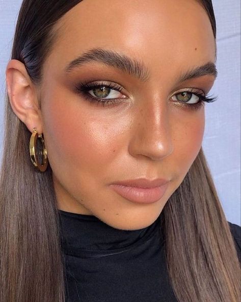 How To Achieve The Viral 'Latte Makeup' Trend - Stolen Inspiration Bronze Makeup Look, Ball Makeup, Bronze Makeup, Formal Makeup, Smink Inspiration, Bridesmaid Makeup, Glowy Makeup, Wedding Hair And Makeup, Glam Makeup