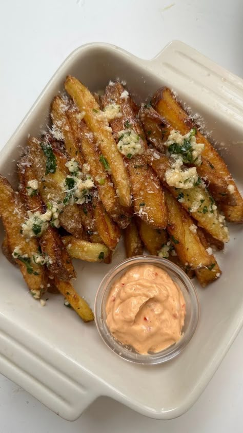 Garlic Parmesan Fries | Food By Remi Fried Food Ideas, Fries Aesthetic, Parmesan French Fries, Garlic Parmesan Fries, Parmesan Fries, Seasoned Fries, Crispy Garlic, Yummy Meals, Food To Cook