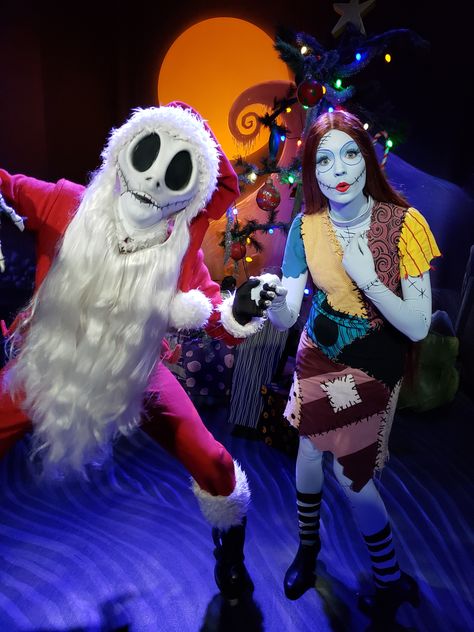 "What's this? It's really very strange." The Nightmare Before Christmas --- Jack Skellington and Sally at Magic Kingdom for MVMCP Drag Outfits, Sandy Claws, Jack Skellington And Sally, Jack Skeleton, Disney World Characters, Disney Face Characters, Dark Christmas, Face Characters, Jack And Sally