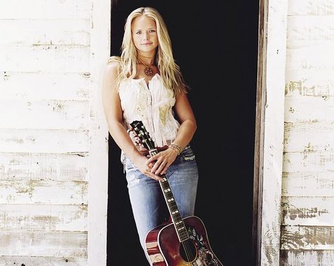 Miranda Lambert Senior Picture Ideas With Guitar, Girl Country Singers, Miranda Lambert Photos, Music Photoshoot, Country Music Awards, Guitar Girl, Miranda Lambert, Country Music Singers, Keith Urban