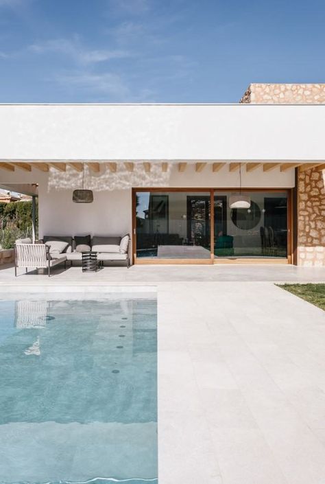 El porche y el patio. Principios de una casa mediterránea. - diariodesign House Projects Architecture, Mediterranean Architecture, Modern Villa Design, Outdoor Living Design, Beach House Interior, Beach House Design, Modern Architecture House, Mediterranean Homes, Villa Design