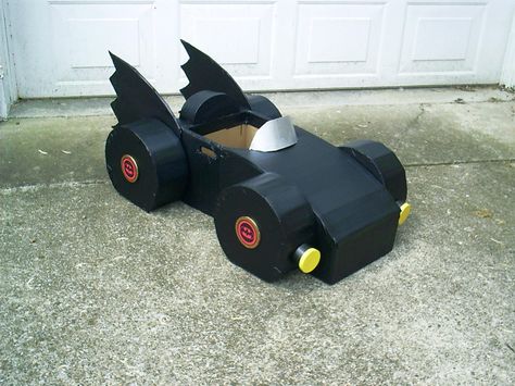 I loved being a dad and I love being a "papa" as well. Three of my four grandkids live a day's drive away so whenever I get a chance I try to do something special for them. This was a cardboard Bat... Kids Box Car Ideas, Cardboard Batmobile, Diy Batmobile, Diy Cardboard Car, Kindy 500, Cardboard Cars, Batman Diy, Cardboard Box Car, Batman Halloween