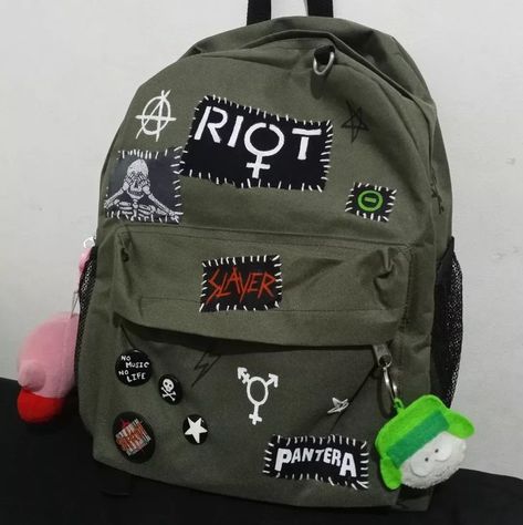 #Backpack_Decorations #Backpack_Decorations_Diy #Backpack_Decorations_Grunge #Backpack_Decorations_Crochet #Backpack_Decorations_Coquette #Backpack_Decorations_Cute Aesthetic Backpack Grunge, Emo Backpack, Backpacks With Pins, Skater Backpack, Diy Backpack Decoration, Grunge Bags, Diy Patches Punk, Punk Grunge Aesthetic, Punk Backpack