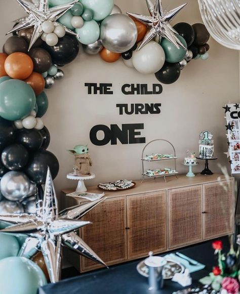 Modern Birch Co on Instagram: “The child turns ONE and this mom throws the most epic party! 🤩 A-mazing first birthday for your sweet little yoda @sa_anderson 🖤” Baby Yoda Party, Star Wars Theme Birthday, Star Wars Themed Birthday Party, Yoda Party, Sarah Anderson, Baby Birthday Decorations, One Year Birthday, Epic Party, Space Birthday Party