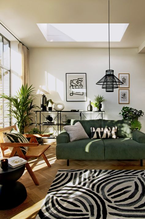 Green Living Room Ideas, Green Couch Living Room, Green Sofa Living Room, Monochrome Living Room, Green Living Room, Green Couch, Green Velvet Sofa, Green Sofa, Living Room Green