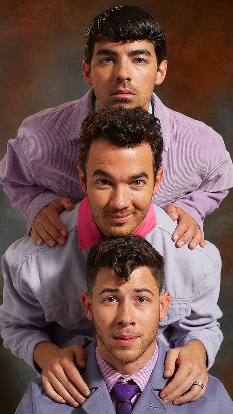 Awkward Family Photos Christmas, Awkward Family Pictures, Funny Photoshoot Ideas, Sibling Photo Shoots, Funny Family Photos, Jonas Brother, Awkward Photos, Sibling Poses, Paper Magazine