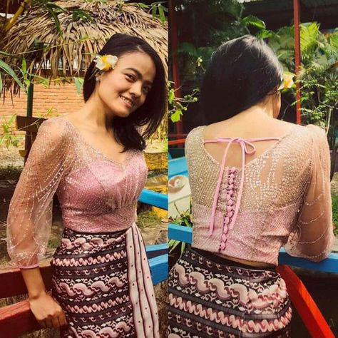 Model Kebaya Wisuda, Myanmar Design, Myanmar Costume, Beabadoobee Outfits, Graduation Suit, Dress For Graduation, Burma Dress, Silk Dress Design, Myanmar Clothes