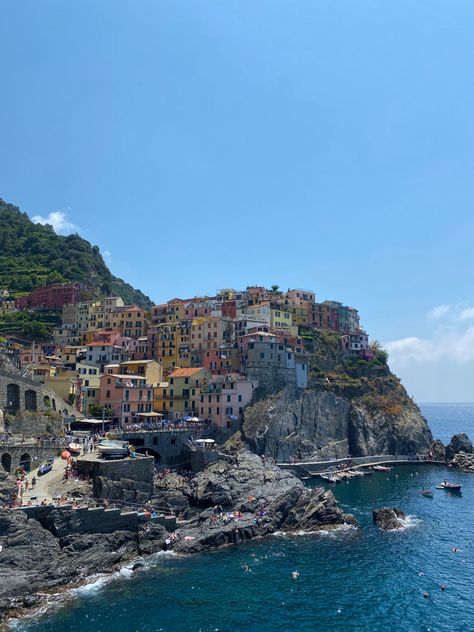 #manarola #cinqueterre #italy #travel #travelphotography Cinque Terre Beach, Manarola Cinque Terre Italy, Italia Aesthetic, Manarola Italy, 2025 Goals, Mediterranean Aesthetic, Italy Beaches, Liguria Italy, Cinque Terre Italy