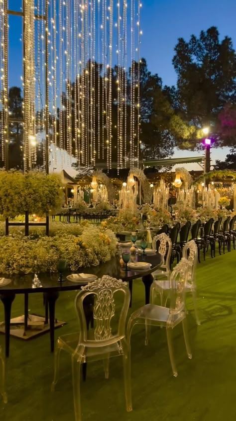 Perfect for those who love to indulge in luxurious, al fresco gatherings with a touch of golden elegance Luxury Birthday Party, Table Set Ups, Indian Wedding Venue, Shaadi Decor, Marriage Hall, Outdoor Tent Wedding, Elegant Wedding Themes, Business Lounge, Destination Wedding Decor