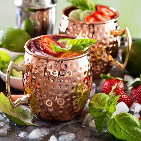 Strawberry Moscow Mule | My Imperfect Kitchen Sweet Sangria Recipe, Easy Moscow Mule Recipe, Moscow Mule Drink Recipes, Candied Walnut Recipe, Mule Drink, Vodka Cocktails Easy, Cherry Drink, Strawberry Cocktails, Moscow Mules