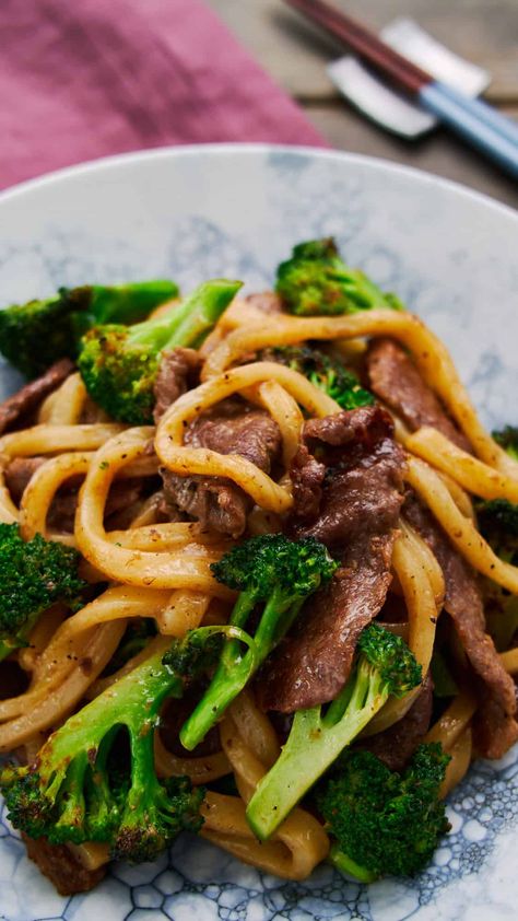 This plate of beef yaki udon features thick savory udon noodles stir-fried with tender beef and crunchy broccoli. Beef Yaki Udon, Yaki Udon Recipe, Beef Udon, Beef Broccoli Stir Fry, Udon Noodles Recipe, Fried Udon, Udon Recipe, Yaki Udon, Udon Noodle