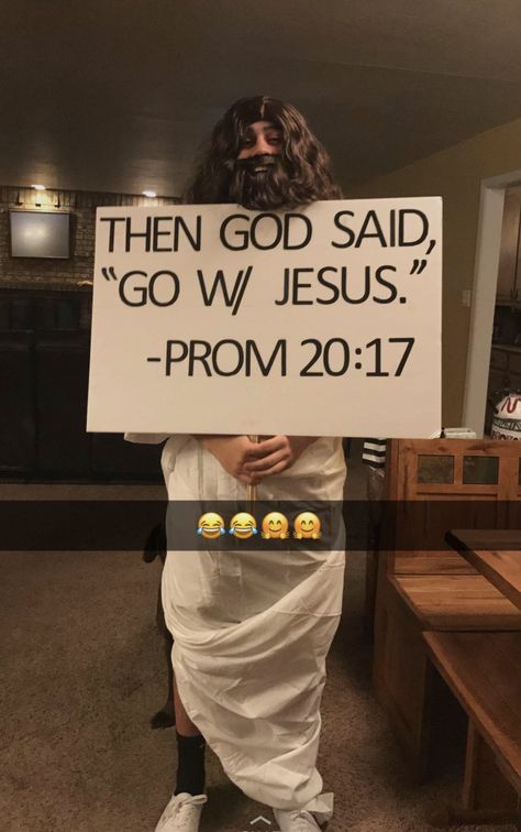 Prom Sign Ideas Funny, Promposal Ideas Funny Unique, Prom Proposal Sunflower, High School Prom Proposals, Cringy Proposals, Original Promposal Ideas, Jeep Promposal, Ways To Ask Your Girlfriend To Prom, Dance Asks Funny