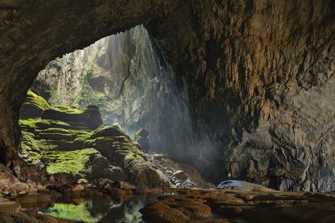 Largest cave in the world: Vietnam’s Son Doong Cave Photos, Cave System, Shadow Of The Colossus, Places Around The World, Most Beautiful Places, Wonderful Places, Natural Wonders, Nature Pictures, Travel Photos