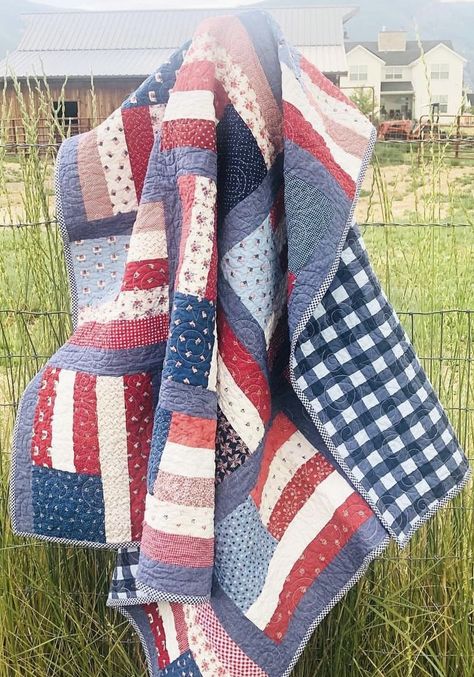 American Flag Quilts Ideas, Usa Quilt, American Flag Quilt, Flag Quilt, Quick Quilt, Quilt Of Valor, Patriotic Quilts, Fabric Yarn, Crochet Quilt