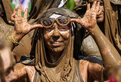 Runner with mud on glasses Mud Run Hairstyle, Mud Run Outfits Woman, Tough Mudder Outfit, Mud Girl Run Outfit, Mud Run Outfits, Mud Race, Types Of Gloves, Race Outfit, Obstacle Race