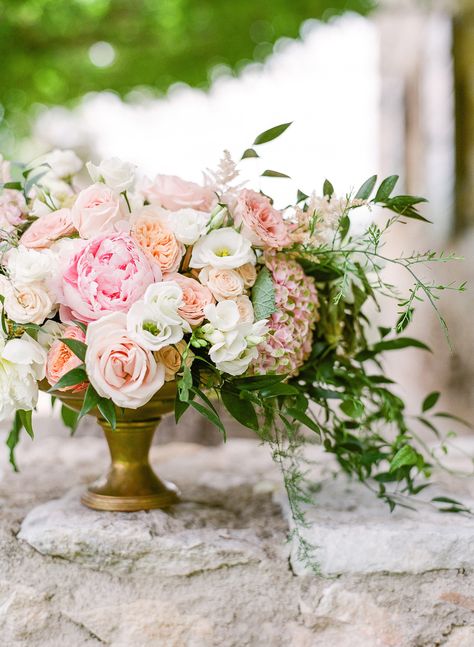 The Prettiest Peony Wedding Centerpieces Peonies Wedding Centerpieces, Peonies Wedding Decoration, Peony Flower Arrangements, Peonies Wallpaper, Hydrangea Bouquet Wedding, Peonies Centerpiece, Summer Wedding Reception, Green Centerpieces, Peony Wedding