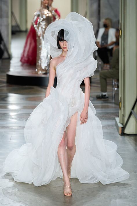 Couture Spring 2023, Spring 2023 Fashion Show, Journal Drawing, Tokyo Fashion Week, Classic Wedding Dress, Couture Details, Tokyo Fashion, 2023 Fashion, Wedding Veils