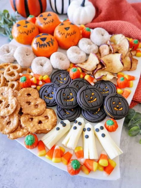 Halloween Snack Tray Halloween Snack Tray, Pumpkins Carving, Fall Szn, Halloween Sleepover, Halloween Charcuterie, Kids Holidays, Halloween Party Activities, Classroom Halloween Party, Halloween Breakfast