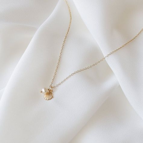 Seashell Jewellery, Tiny Pendant Necklace, Aesthetic Jewellery, Sea Shell Necklace, Necklace Shell, Wardrobe Upgrade, Bracelet Inspo, Dainty Necklaces, Tiny Pendant