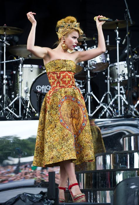 Paloma Faith wearing total look Dolce&Gabbana whilst performing at V-festival in Chelmsford. Paloma Faith Style, Eccentric Fashion, Paloma Faith, Eccentric Style, Quirky Fashion, Creative Fashion, Paloma, Style Icons, Celebrity Style