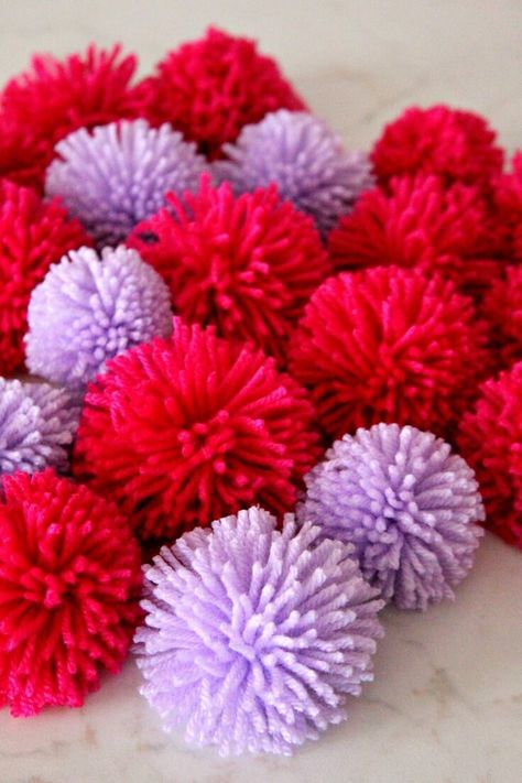 Diy Pom Pom Rug, Make Pom Poms, Diy Pom Poms, Pom Pom Rug, Pom Pom Wreath, How To Make A Pom Pom, Diy Pom Pom, Pom Pom Maker, Yarn Pom Pom