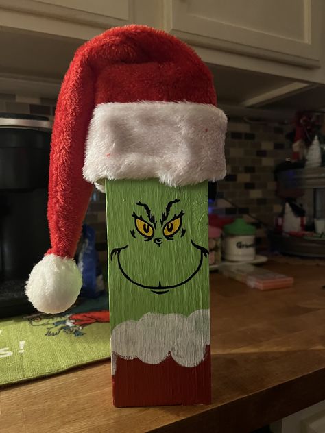 4x4 Christmas Wood Crafts Diy, Grinch Pallet Ideas, Grinch Wood Blocks, Christmas Decor Wood Diy, Christmas Crafts With Lights, Grinch Wood Crafts, Grinch Wooden Signs, 4x4 Santa, Grinch Signs Wooden Diy