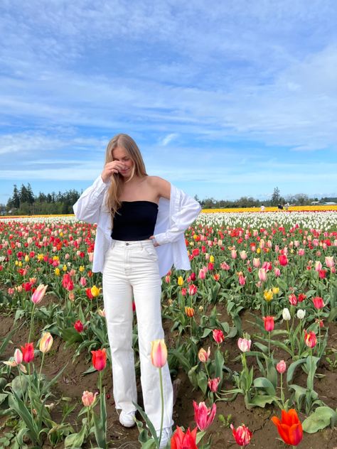 Tulip Field Outfit Ideas, Tulip Farm Outfit, Tulip Festival Outfit, Tulip Field Outfit, Tulip Festival Photoshoot, Field Outfit, May Aesthetic, Aesthetic Tulips, Aesthetic May